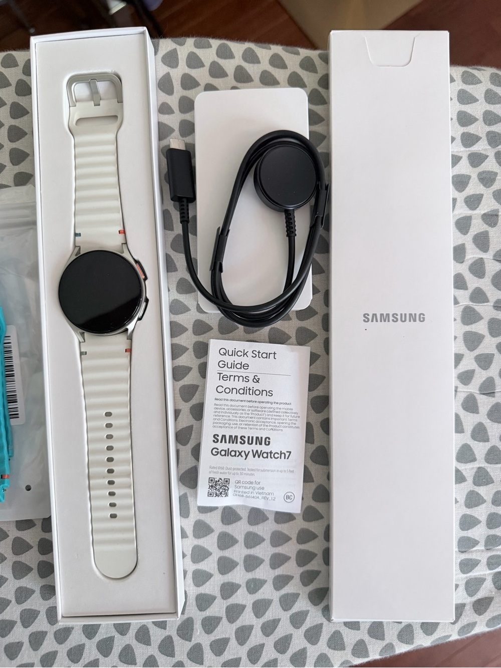 Samsung Galaxy Watch7 40mm Cream Silver + 7 Bands Charger Box - Picture 9 of 10